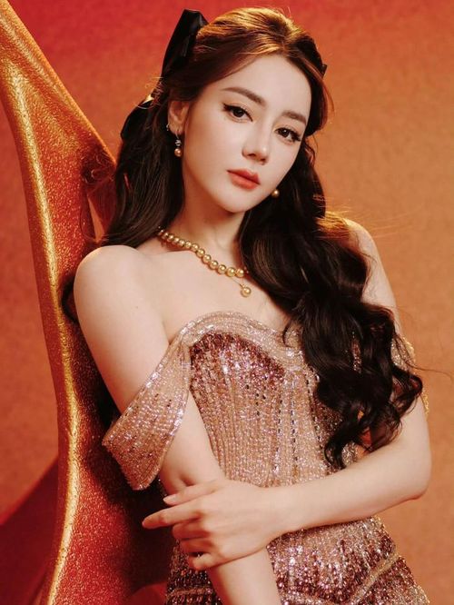 Địch Lệ Nhiệt Ba sở hữu lượt người theo dõi "khủng" ở trên mạng xã hội. Ảnh: Weibo