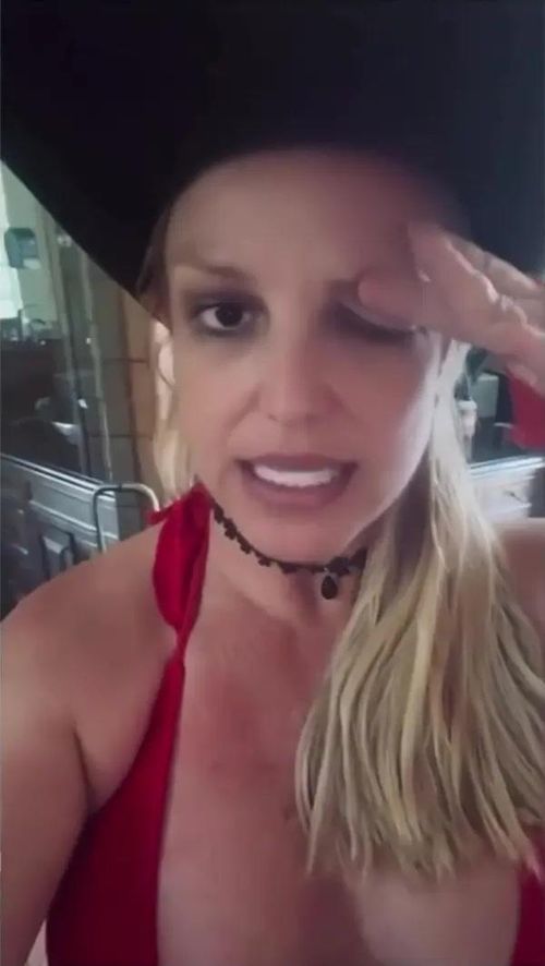 Britney Spears gặp sự cố khi tiêm Botox.