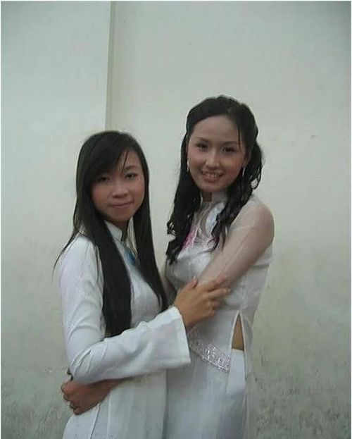 Mai Phương Thúy chụp ảnh cùng bạn học.