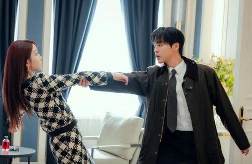 Đứng đầu danh sách là Chuyện Tình Ma Quái, bộ phim kết hợp giữa hài hước, lãng mạn và yếu tố siêu nhiên với sự góp mặt của Park Eun Bin và Yang Se Jong. Tác phẩm xoay quanh Cheon Yeo Ri - cô gái có khả năng nhìn thấy linh hồn nên luôn sống khép kín. Cuộc đời cô thay đổi khi gặp công tố viên Ma Kang Uk, người nổi tiếng tài giỏi nhưng lại vô cùng sợ ma. Hai con người trái ngược cùng hợp tác điều tra những vụ án kỳ bí, đồng thời chữa lành những tổn thương trong quá khứ. Sự cân bằng giữa yếu tố tình cảm, trinh thám và hài hước giúp bộ phim được đông đảo khán giả yêu thích.
