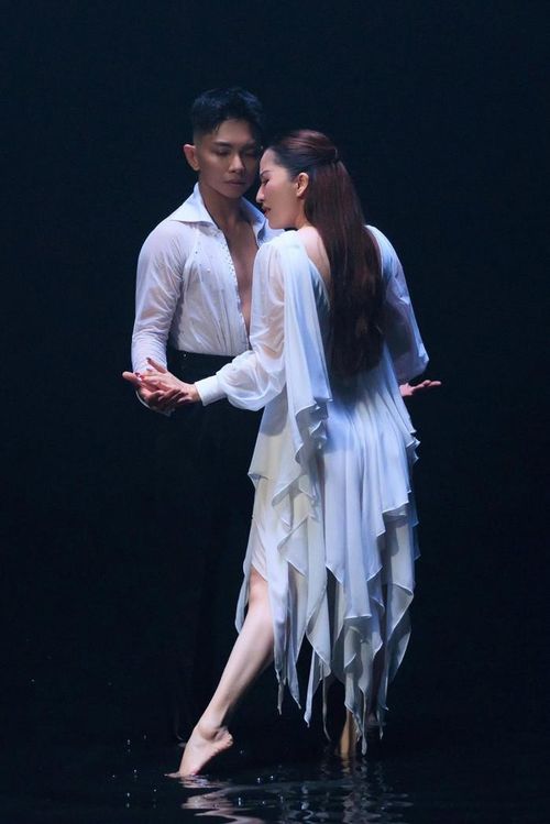 Khánh Thi và Phan Hiển quay hình dưới nước trong thời gian dài.