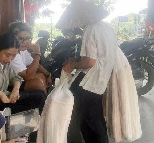 Cụ Đoan bán hàng cho khách