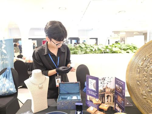 Ngọc Bích cùng các thành viên Bạc Hôme tìm cách đưa nghề chạm bạc Đồng Xâm đến gần hơn với người trẻ bằng một cách kể mới