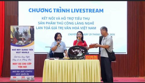 Phụ nữ Chuyên Mỹ trong phiên livestream kết nối tiêu thụ sản phẩm làng nghề truyền thống