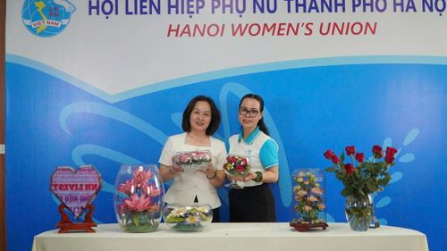 Bà Phạm Thị Thanh Hương, Phó Chủ tịch Thường trực Hội LHPN Hà Nội (người bên trái) và bà Trần Thị Lan, Chủ tịch Hội LHPN xã Mê Linh tại buổi livestream giới thiệu sản phẩm hoa hồng bất tử và các dòng hoa nghệ thuật, hoa khô của hội viên phụ nữ xã.