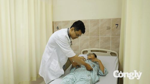 Bác sĩ thăm khám cho bệnh nhân.