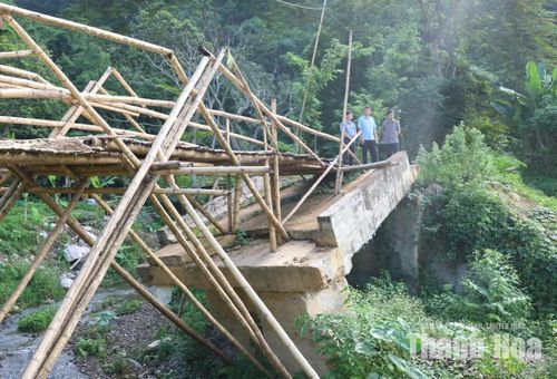 Lãnh đạo xã Trung Hạ kiểm tra các vị trí xung yếu phòng, chống thiên tai trên địa bàn.