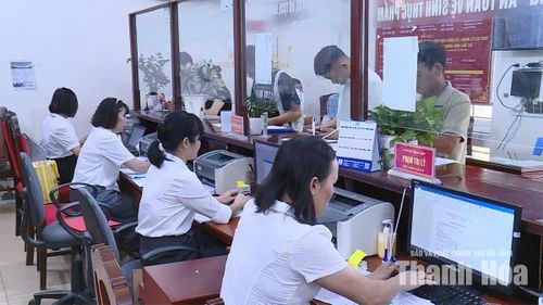 Đội ngũ cán bộ Trung tâm Phục vụ hành chính công xã Lưu Vệ tiếp nhận, xử lý hồ sơ cho người dân.