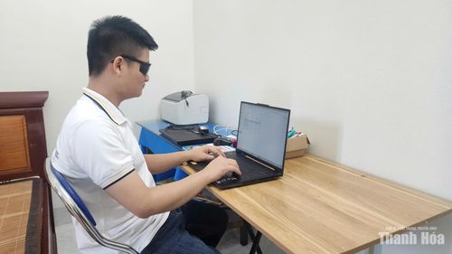 Nguyễn Gia Khánh sử dụng máy tính cài đặt phần mềm AI để học tập, nghiên cứu.