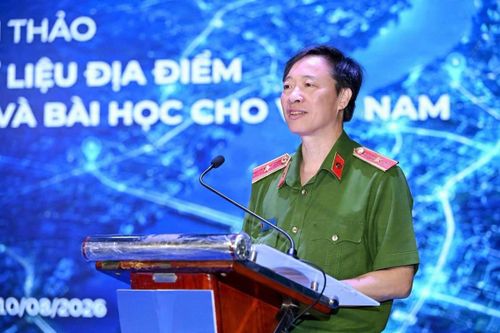 Thiếu tướng Nguyễn Ngọc Cương, Giám đốc Trung tâm Dữ liệu Quốc gia, Phó Chủ tịch Hiệp Hội Dữ liệu quốc gia, phát biểu định hướng hội thảo. Ảnh: NDA.