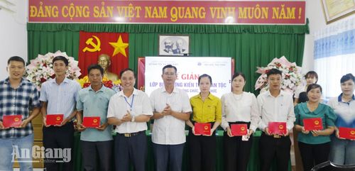 Trao chứng chỉ của Đại học Trà Vinh cho các học viên hoàn thành lớp bồi dưỡng kiến thức dân tộc năm 2026 của xã Sơn Kiên.