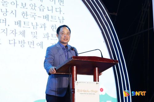Giám đốc Sở Ngoại vụ Nguyễn Xuân Bình phát biểu bế mạc lễ hội. Ảnh: NGỌC HÀ