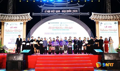 Ban tổ chức trao giải quán quân Cuộc thi SUPER K-POP CONTEST 2026. Ảnh: NGỌC HÀ