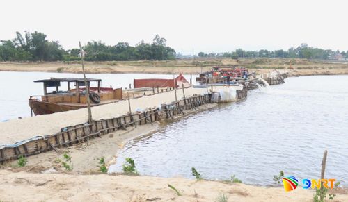 Mặc dù tuyến đập tạm ngăn mặn trên sông Vĩnh Điện đã được đắp, nhưng vẫn không thể triển khai gieo sạ lúa vụ hè thu hơn 360ha. Ảnh: HOÀNG HIỆP