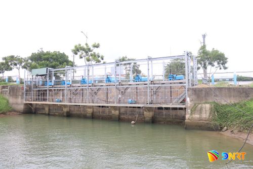 Khu vực cửa thu nước thô vào nhà máy nước Cầu Đỏ (phường Cẩm Lệ) bị nhiễm mặn nặng 123 ngày trong 6 tháng đầu năm 2026 với độ mặn cao nhất trong 10 năm qua. Ảnh: HOÀNG HIỆP
