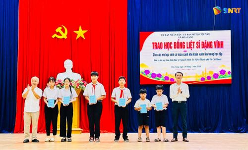 Quỹ học bổng Liệt sĩ Đặng Vĩnh góp phần chắp cánh ước mơ đến trường cho học sinh có hoàn cảnh khó khăn. Ảnh: Ủy ban MTTQ Việt Nam xã cung cấp