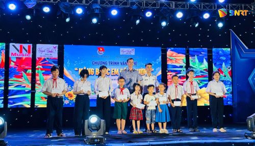 Đoàn xã Núi Thành trao quà cho học sinh có hoàn cảnh khó khăn trước thềm năm học 2026 - 2027. Ảnh: Đoàn xã Núi Thành cung cấp
