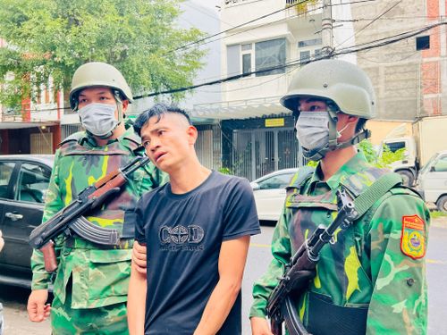 Đối tượng Phạm Văn Thanh bị lực lượng chức năng bắt giữ tại hiện trường. Ảnh: PV