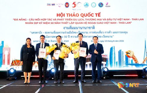 Tổng Lãnh sự Thái Lan tại Thành phố Hồ Chí Minh Wiraka Moodhitaporn (bìa trái) và Chủ tịch Liên hiệp các tổ chức hữu nghị thành phố Nguyễn Ngọc Bình (bìa phải) tặng hoa cho các đơn vị tài trợ. Ảnh: NGỌC HÀ