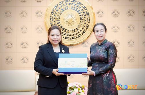Phó Chủ tịch UBND thành phố Nguyễn Thị Anh Thi (bên phải) tặng quà lưu niệm cho bà Wiraka Moodhitaporn, Tổng Lãnh sự Thái Lan tại Thành phố Hồ Chí Minh. Ảnh: T.CÔNG