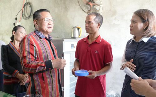 Ông C'lâu Thái Ngọc (thứ 3, từ bên phải sang) giới thiệu sản phẩm với đoàn công tác cán bộ Lào. Ảnh: UBND xã Tây Giang