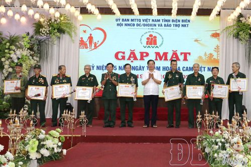 Ban tổ chức trao Kỷ niệm chương cho các cá nhân có nhiều đóng góp cho công tác Hội.