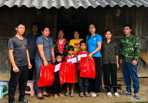 Các em nhỏ có hoàn cảnh khó khăn tại xã Na Sang nhận hỗ trợ của các cấp Hội Liên hiệp Phụ nữ.