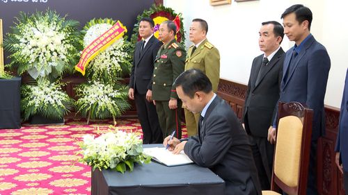 Đồng chí Trần Tiến Dũng, Ủy viên Ban Chấp hành Trung ương Đảng, Bí thư Tỉnh ủy, Trưởng đoàn Đại biểu Quốc hội tỉnh ghi sổ tang bày tỏ niềm tiếc thương vô hạn trước sự ra đi của đồng chí Xaysomphone Phomvihane.