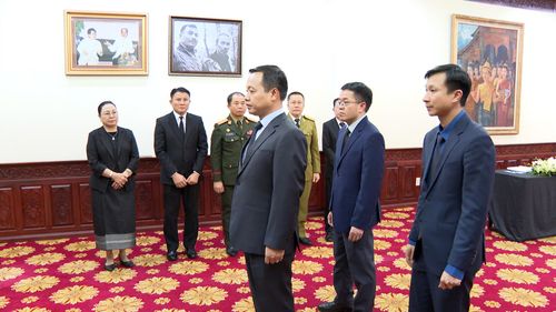 Đồng chí Trần Tiến Dũng, Ủy viên Ban Chấp hành Trung ương Đảng, Bí thư Tỉnh ủy, Trưởng đoàn Đại biểu Quốc hội tỉnh cùng đoàn đại biểu tỉnh Điện Biên vào viếng đồng chí Xaysomphone Phomvihane.