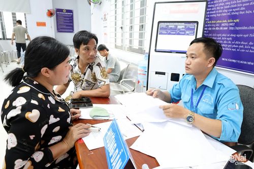 Người dân được hướng dẫn tận tình khi đến Trung tâm Phục vụ hành chính công phường Minh Hưng giải quyết thủ tục hành chính.
