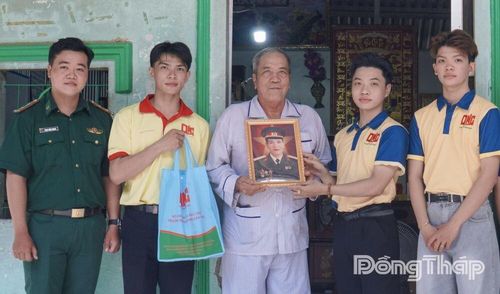Việc phục dựng ảnh liệt sĩ thể hiện lòng tri ân của thế hệ trẻ đối với các Anh hùng liệt sĩ.