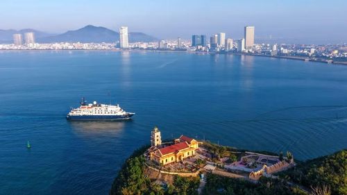  Gia Lai có thể hình thành không gian diễn giải di sản liền mạch từ biển xanh đến đại ngàn với những nét riêng có. Trong ảnh: Tàu du lịch quốc tế đưa khách đến với Quy Nhơn. Ảnh: Nguyễn Dũng 