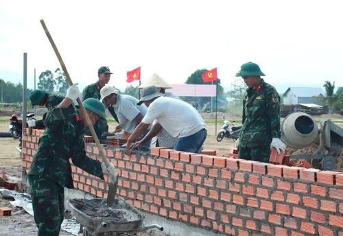  Cán bộ, chiến sĩ Đại đội Bộ binh 1 (Ban Chỉ huy Phòng thủ khu vực 3 - Thống Nhất) hỗ trợ bà con xây dựng nhà ở tại khu tái định cư xã Ia Hiao. Ảnh: V.C 