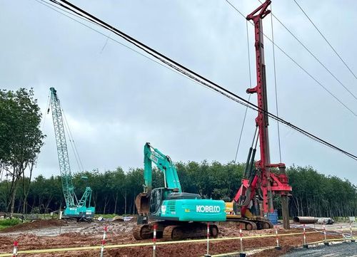  Thi công cầu vượt thuộc dự án thành phần 3 (Dự án đường bộ cao tốc Quy Nhơn - Pleiku) đoạn qua địa bàn xã Ia Băng. Ảnh: Hà Duy 