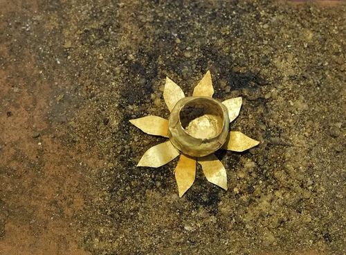 Bảo vật quốc gia bình đặt trên hoa sen 8 cánh bằng vàng phát hiện tại di tích Champa An Phú. Ảnh: Hoàng Ngọc