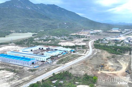 Các nhà máy đóng tàu tại Khu Công nghiệp Ninh Thủy.