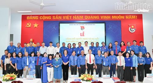 Các đại biểu chụp hình lưu niệm.