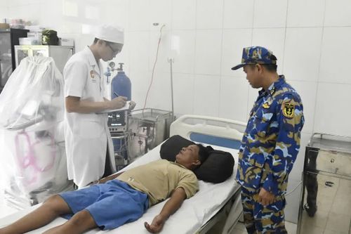 Bác sĩ thăm khám ban đầu cho ngư dân.