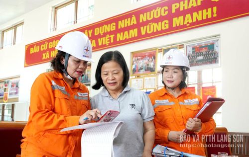 Nhân viên Điện lực Xứ Lạng hướng dẫn, hỗ trợ cài đặt ứng dụng EVN CSKH cho khách hàng sử dụng điện tại phường Lương Văn Tri