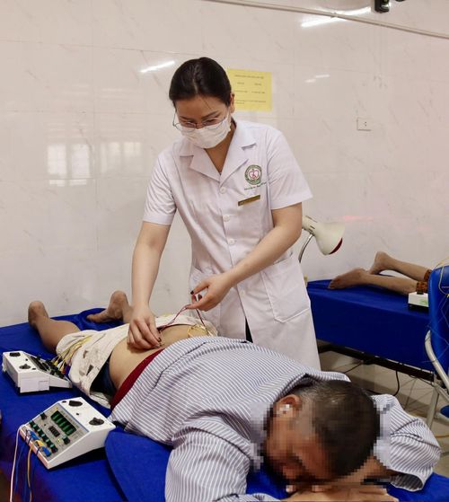 Cán bộ y tế Bệnh viện Phục hồi chức năng tỉnh thực hiện kỹ thuật điện châm cho bệnh nhân mắc bệnh mãn tính