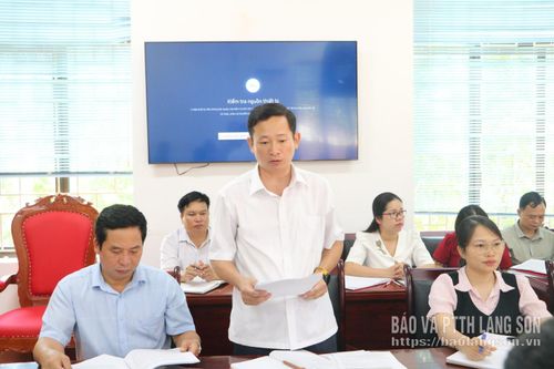 Lãnh đạo HĐND xã Văn Quan báo cáo việc triển khai nhiệm vụ của HĐND xã