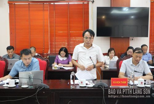 Lãnh đạo xã Hoa Thám báo cáo việc triển khai nhiệm vụ của HĐND xã