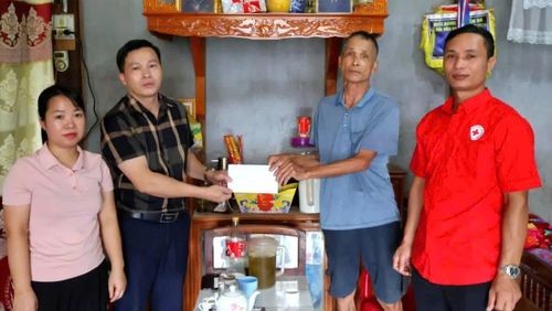 Đoàn công tác thăm hỏi, tặng quà người có công với cách mạng.