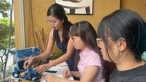 Khách hàng tham gia workshop "Chạm văn hóa"