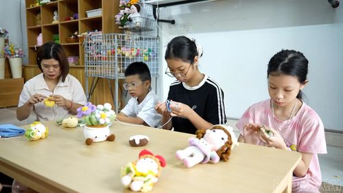 Các em nhỏ chăm chú với móc len.