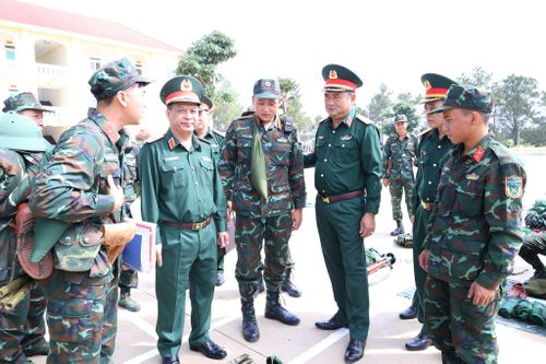 Trung tướng Lê Xuân Thế, Tư lệnh Quân khu 7 trò chuyện, động viên chiến sĩ tại Trung đoàn Bộ binh 994B