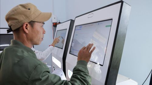 Người dân làm thủ tục hành chính tại Trung tâm phục vụ hành chính công xã Tà Hine