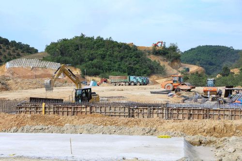 Việc thi công cao tốc Tân Phú - Bảo Lộc, đoạn qua xã Đạ Huoai đang được đẩy nhanh tiến độ. Ảnh: Lê Phước