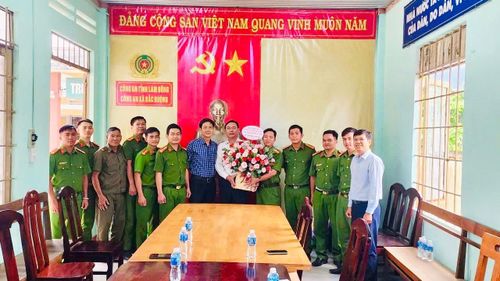 Lãnh đạo xã Bắc Ruộng thăm, động viên cán bộ, chiến sĩ công an xã