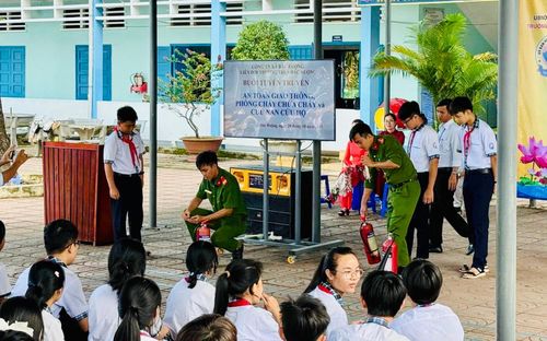 Công an xã Bắc Ruộng tuyên truyền an toàn giao thông, phòng cháy chữa cháy tại Trường THCS Bắc Ruộng